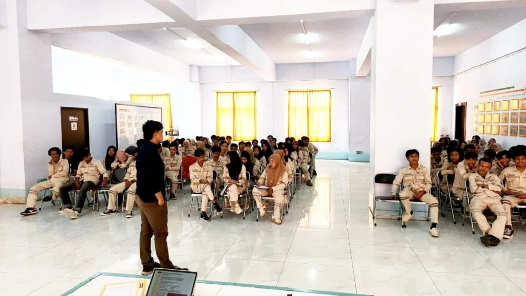 Mahasiswa PTVM Antusias Belajar Bahasa Inggris Seputar Dunia Industri