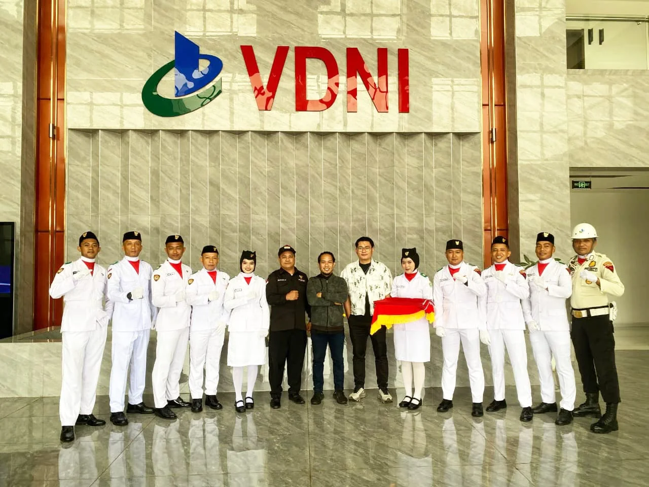 Pengibaran Bendera Merah Putih di Bawah Langit Morosi